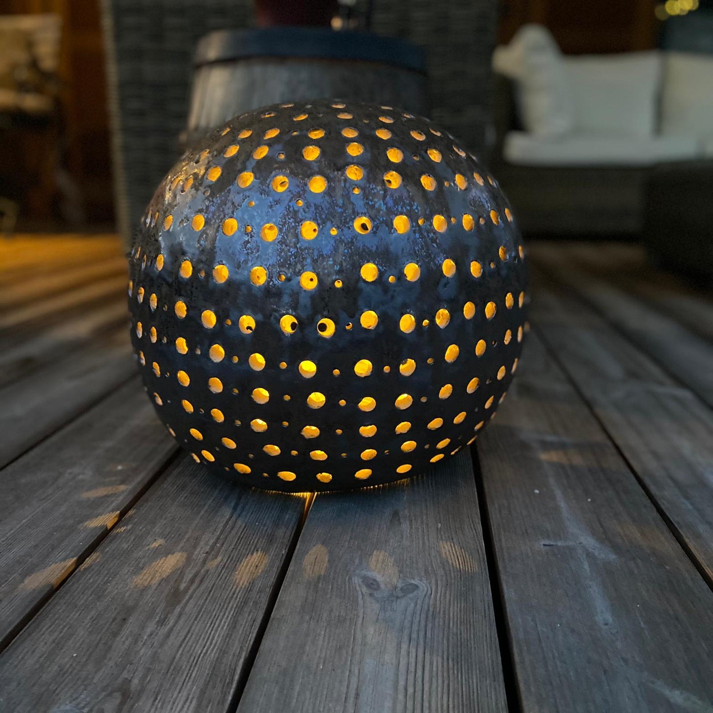 Lichterkugel aus Keramik, Bronzeglasur, Ø ca 40 cm, mit einer Kerze von innen beleuchtet.