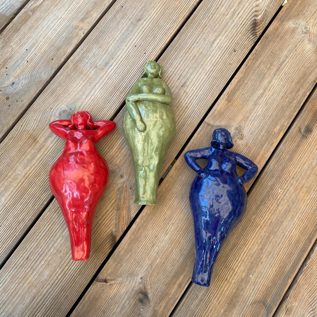 Drei Keramikfiguren, in mittelblau, apfelgrün und rot, glänzende Glasur, Serie "Lustige Weiber"