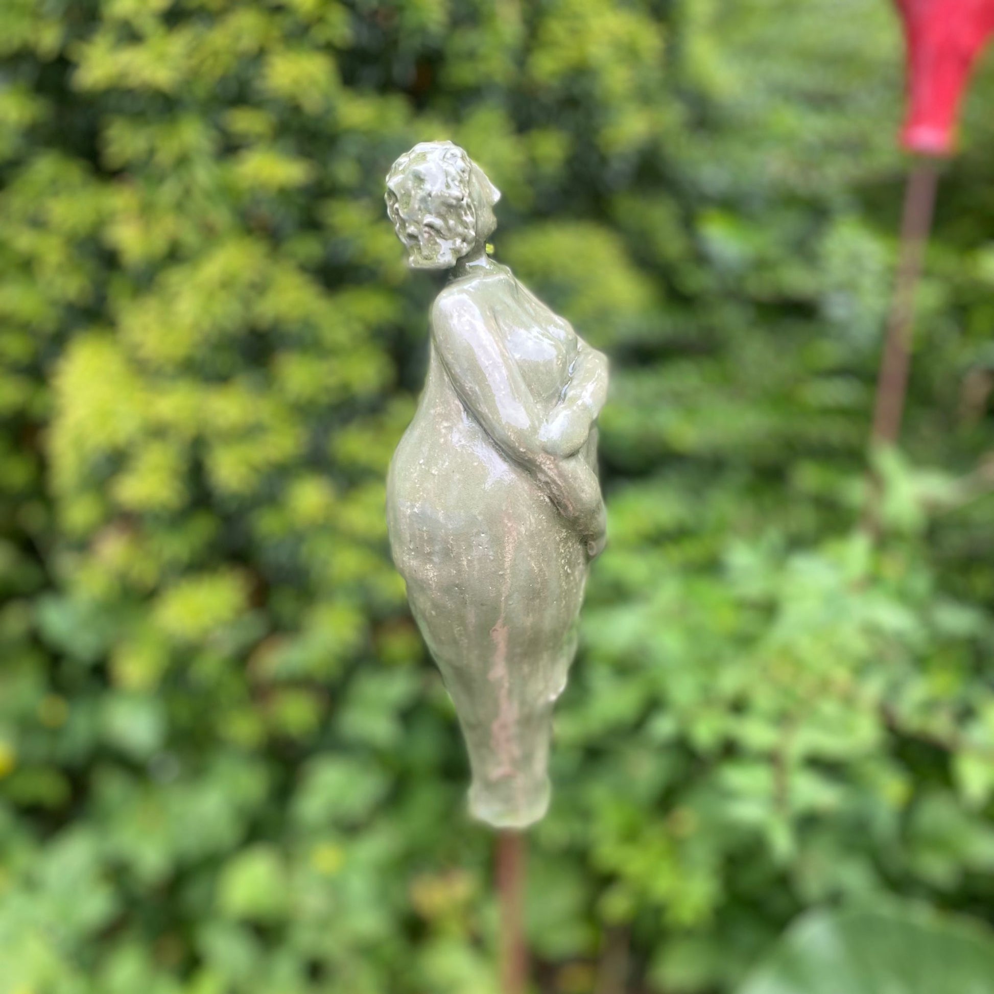 Keramikfigur, Gartenfigur, apfelgrün und glänzend glasiert. Serie "Lustige Weiber", Seitenansicht