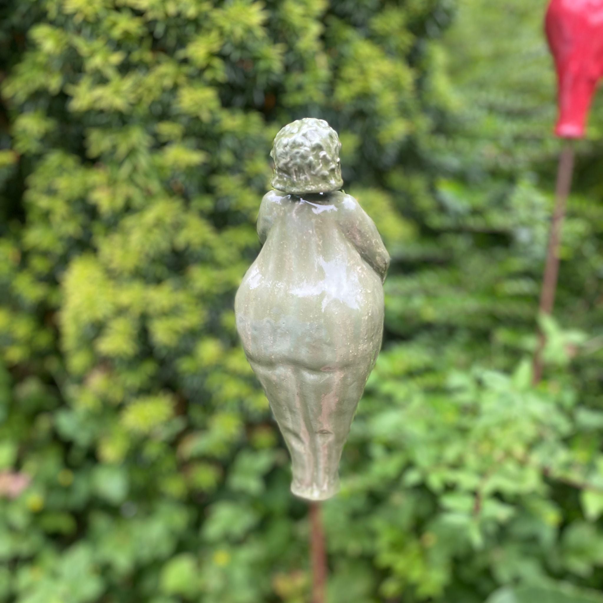 Keramikfigur, Gartenfigur, apfelgrün und glänzend glasiert. Serie "Lustige Weiber", Rückseite