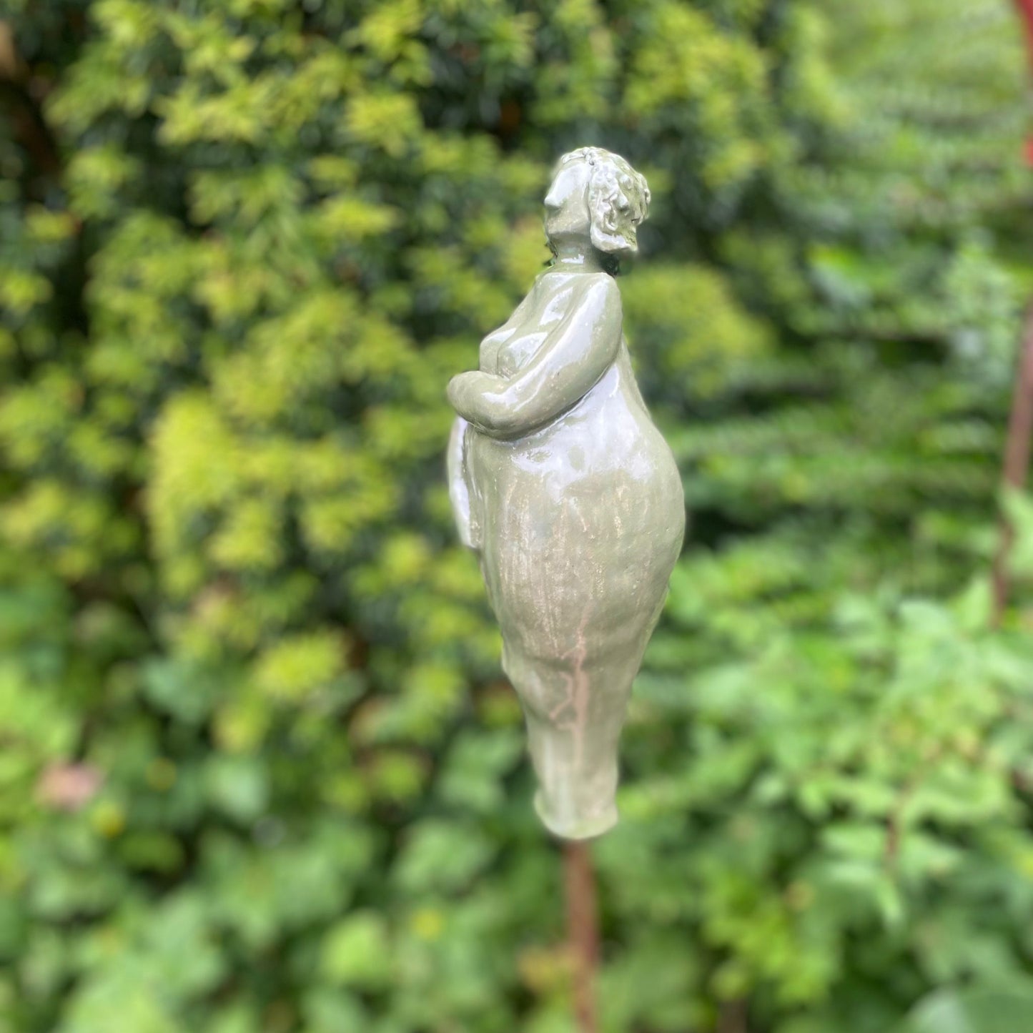 Keramikfigur, Gartenfigur, apfelgrün und glänzend glasiert. Serie "Lustige Weiber", Seitenansicht