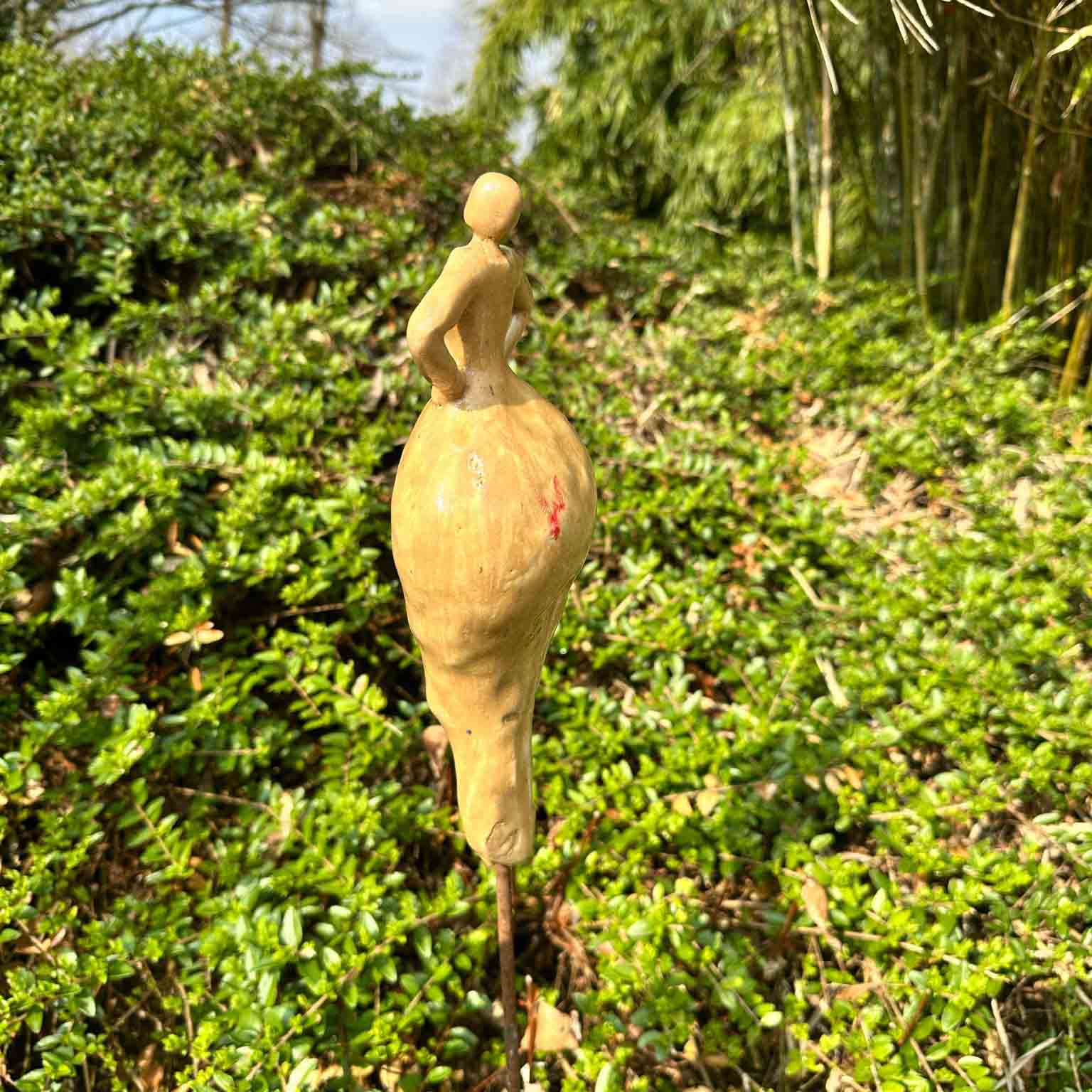 gelbglänzende Keramikfigur Seitenansicht