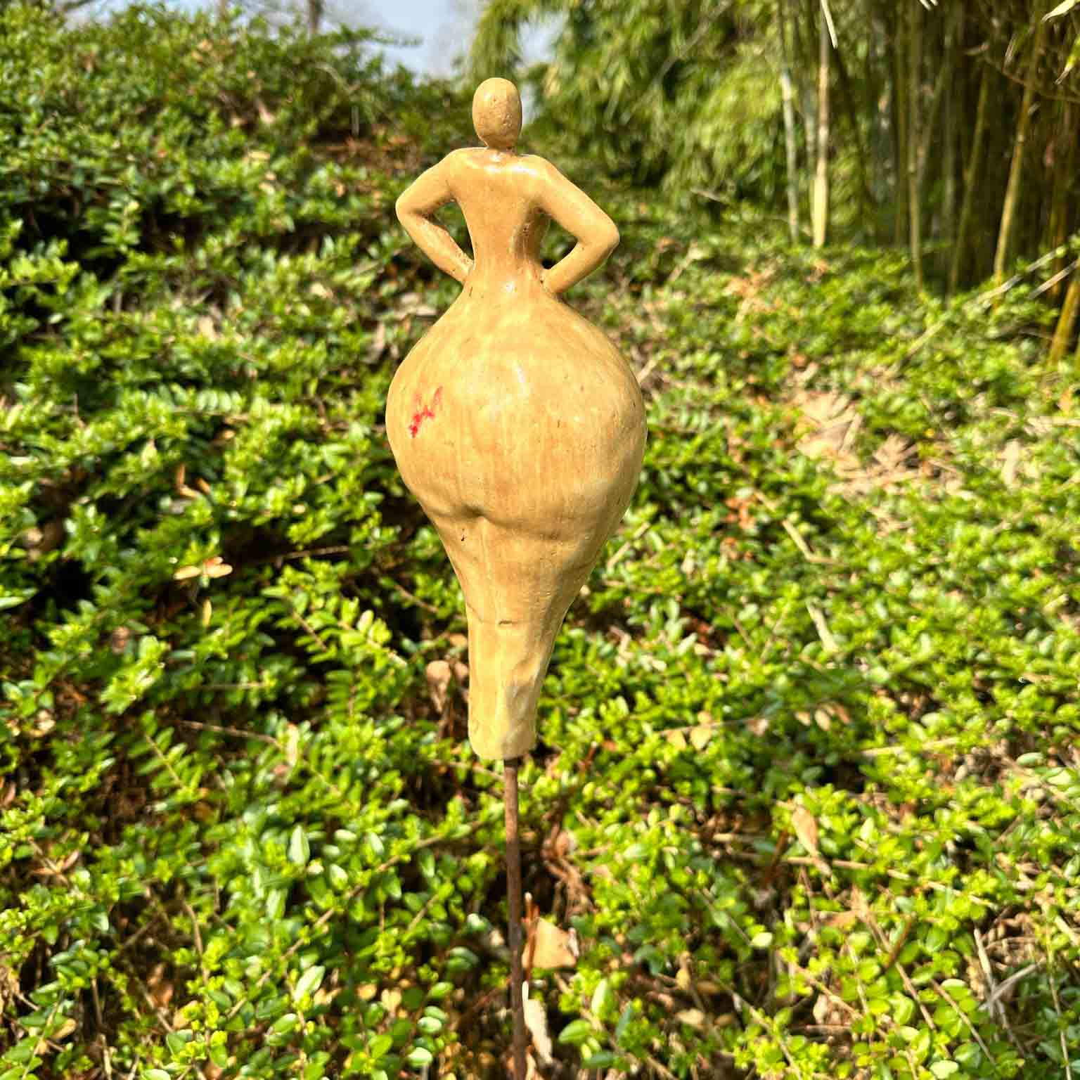 gelbglänzende Keramikfigur Hinteransicht