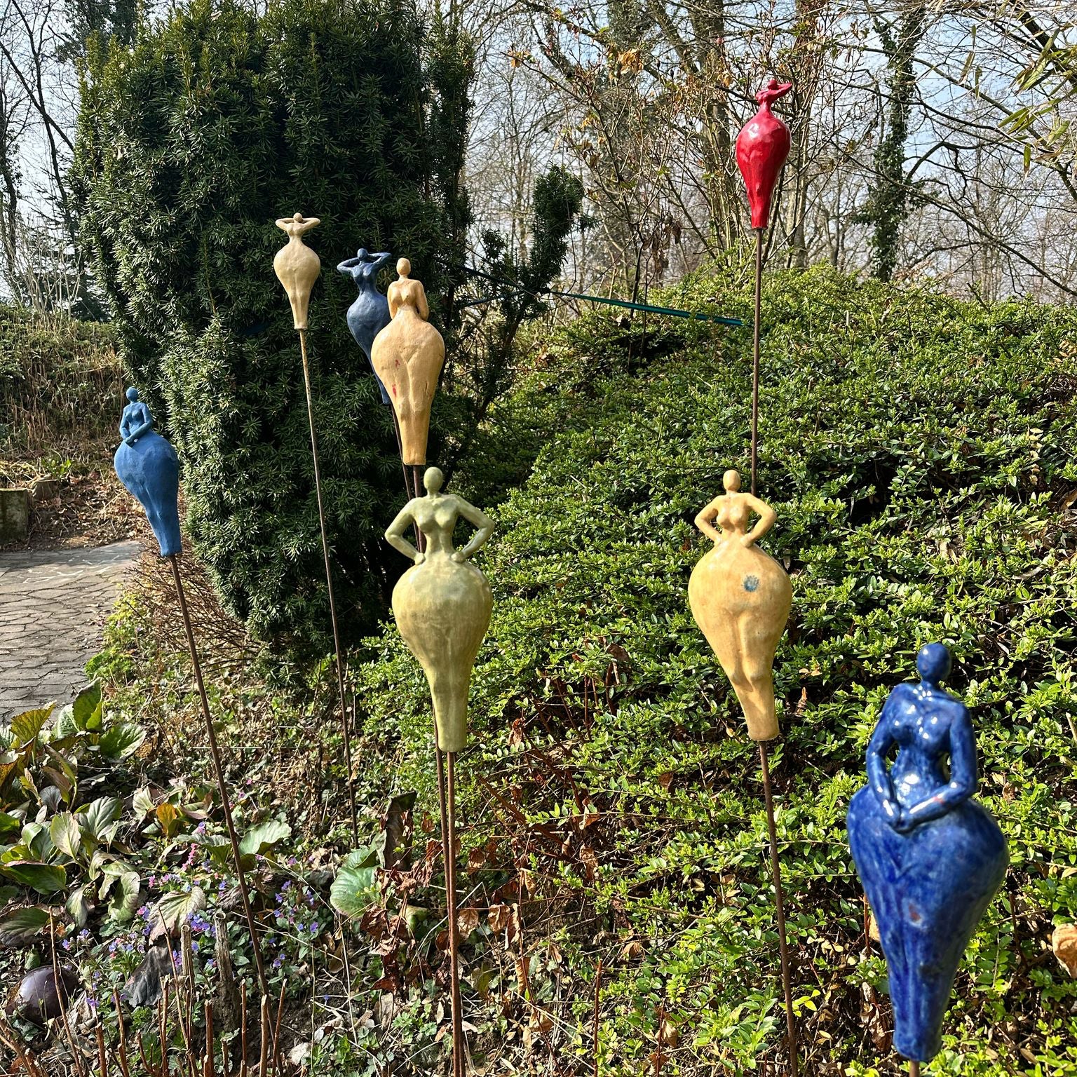 Verschieden farbige Gartenfiguren, Lustige Weiber, Keramikfigur