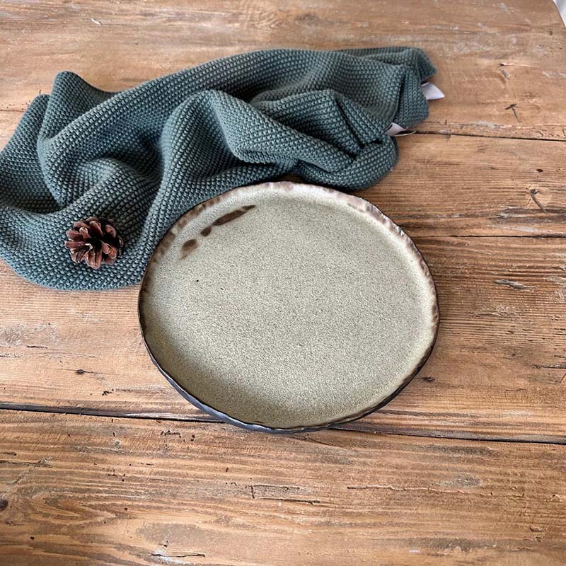 Kleiner Dessertteller aus schwarzem Steinzeug mit grün-beiger, matter Glasur, ideal für Kuchen oder Nachspeisen