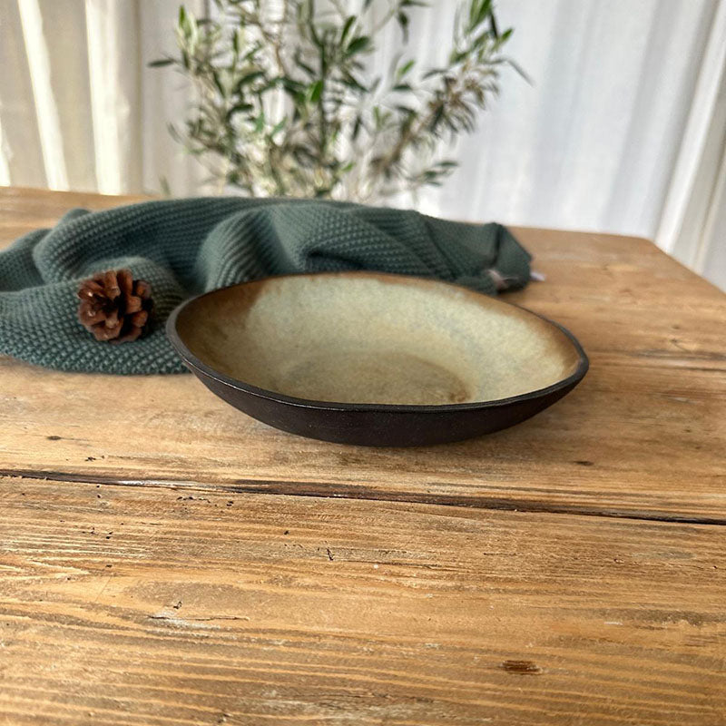 Seitenansicht: Runde Suppenschale aus Steinzeug mit grün-beiger, matter Glasur, handgefertigt für Alltag und gemütliche Abendessen