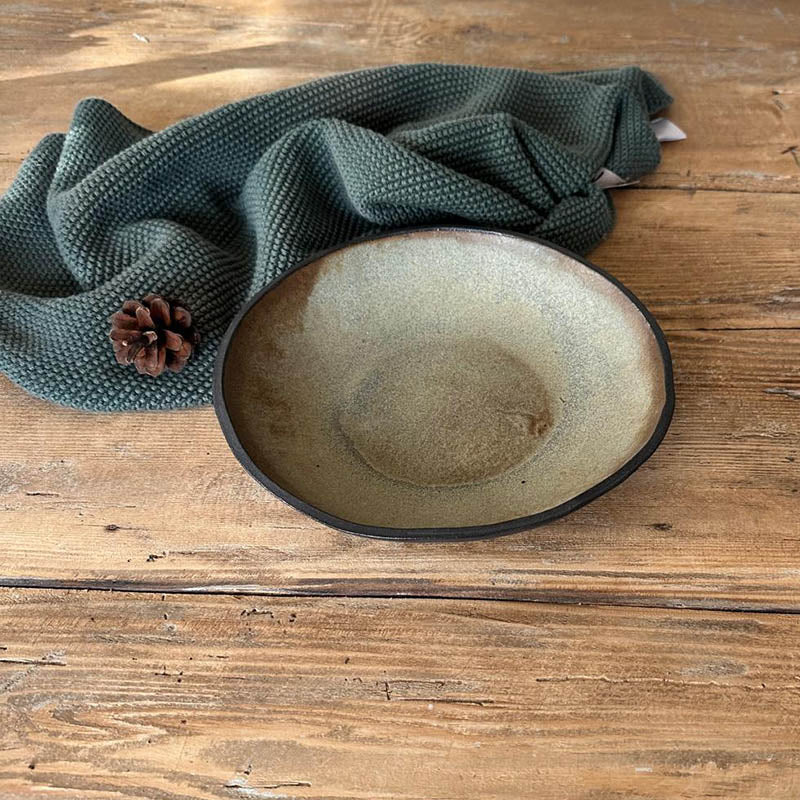 Draufsicht: Runde Suppenschale aus Steinzeug mit grün-beiger, matter Glasur, handgefertigt für Alltag und gemütliche Abendessen
