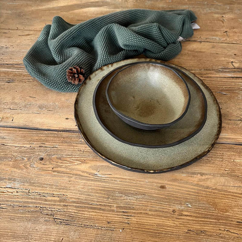 Detailansicht der grün-beigen, matten Glasur auf schwarzem Ton, ruhige natürliche Oberfläche