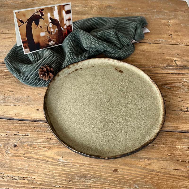 Großer Speiseteller aus Steinzeug mit grün-beiger, matter Glasur, minimalistisches Hauptspeisengeschirr für den Singlehaushalt