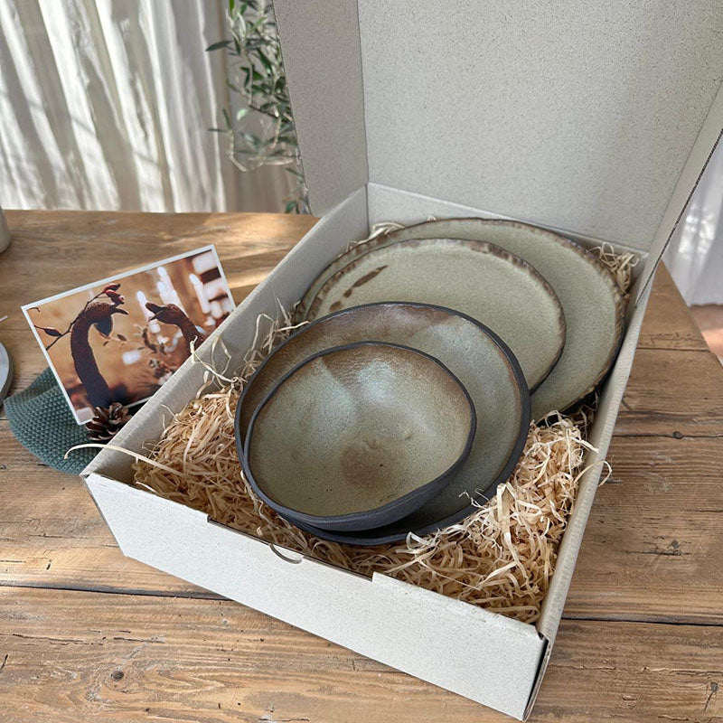 4-teiliges Keramik-Speiseset aus schwarzem Steinzeug mit grün-beiger, matter Glasur für den Singlehaushalt