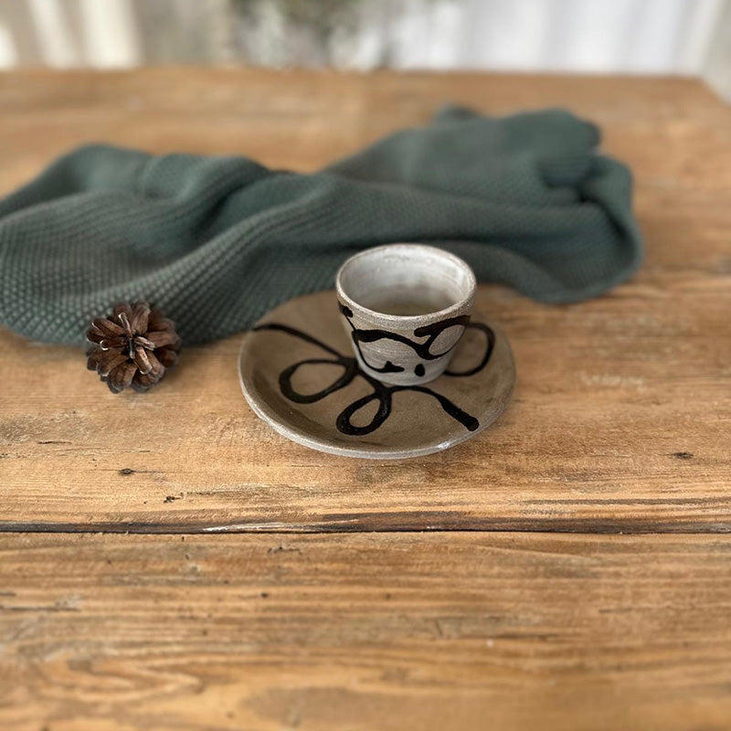 Detail der Glasur-Schlangenlinie auf Espressoteller, transparent glasiert über grauem Steinzeugton