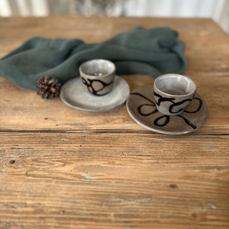 Zwei Espressotassen mit schwarzer Schlangenlinie und passenden Tellern Ø 12 cm, handgemachte Keramik