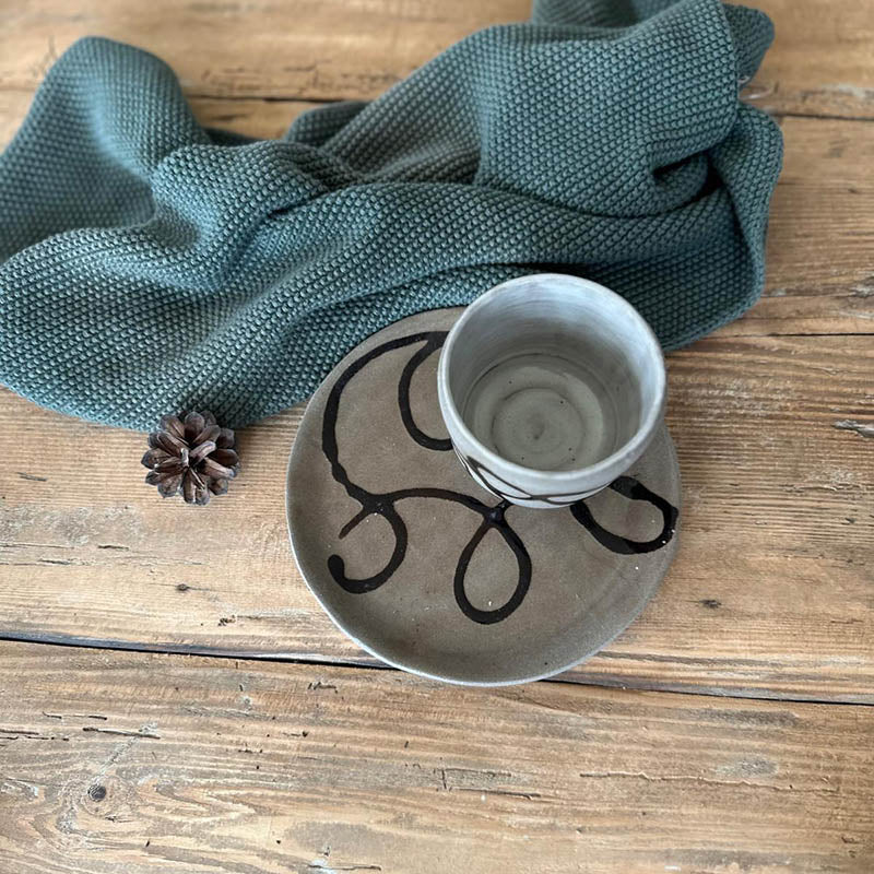 Keramikbecher mit weiß glasiertem Inneren und Teller Ø 14 cm mit Glasur-Schlangenlinie, Set für Kaffee oder Saft