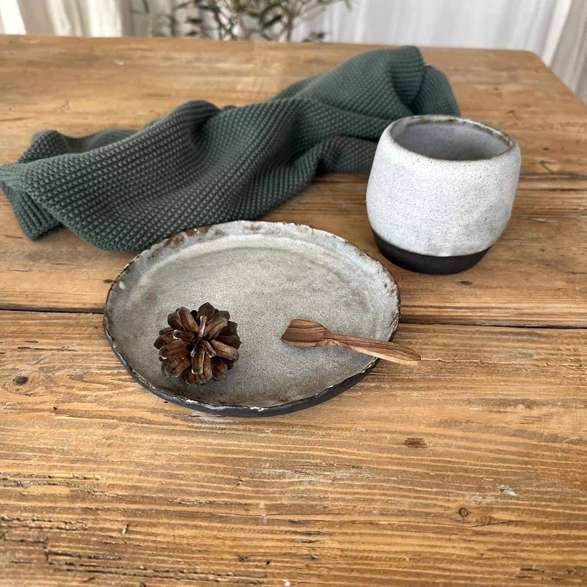 Keramikbecher und Teller mit matter, weißer Glasur, handgefertigtes Set für Kaffee oder Tee