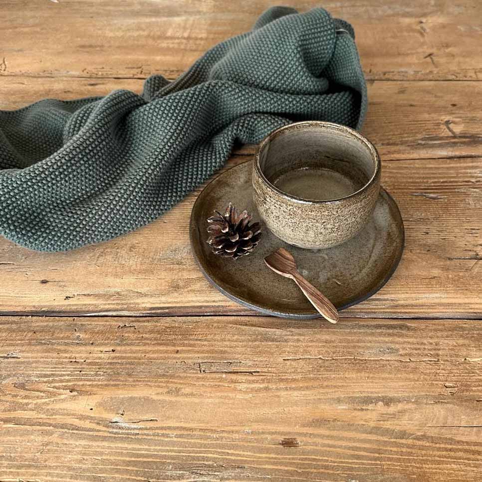 Dickwandiges Keramik-Becherset aus schwarzem Ton mit braun-weißer Glasur, handgemacht für heiße Getränke