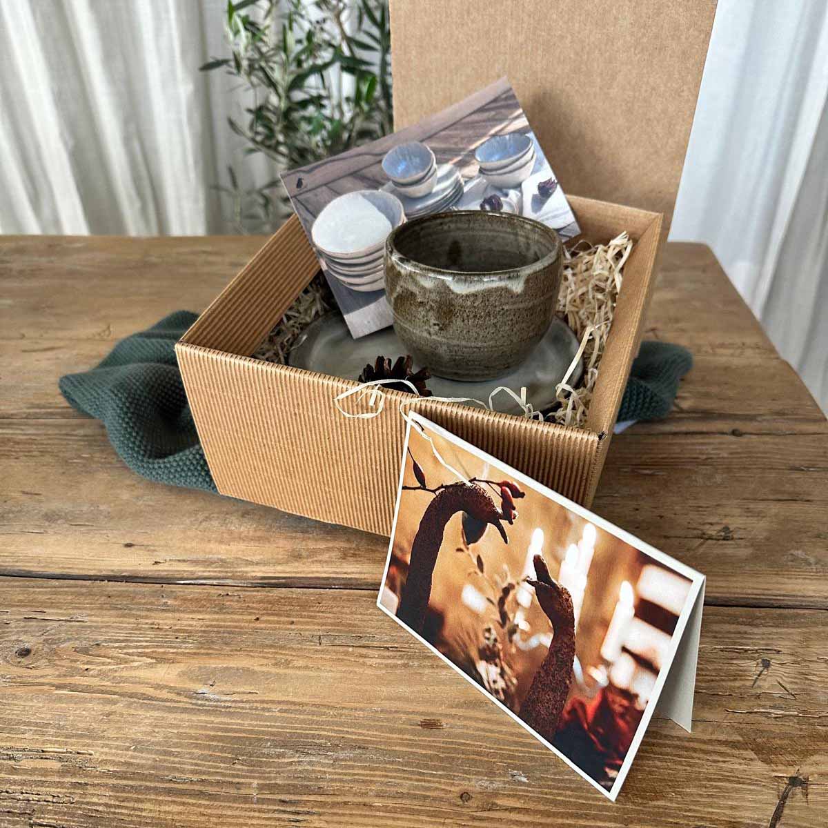 FRANZART Becherset im Naturkarton: braun-weißer Keramikbecher auf weißem Teller mit Weihnachtskarte