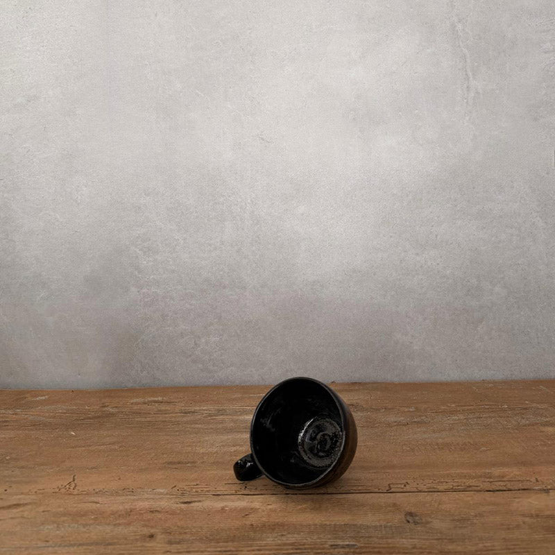 Keramiktasse JOLO schwarz liegend