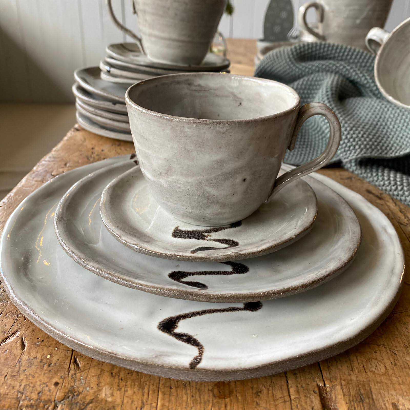 Keramikgeschirr, Jolo schwarz/weiß, Geschirrset, Tasse, Untertasse, Dessertteller