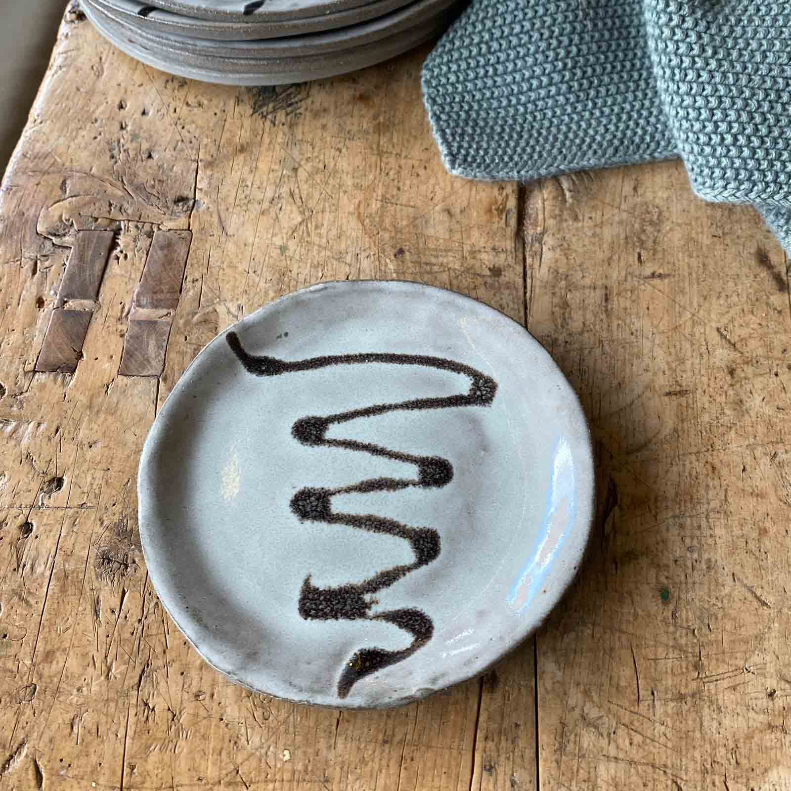 Keramikteller, Jolo schwarz/weiß, Geschirrset, Tasse, Untertasse, Dessertteller