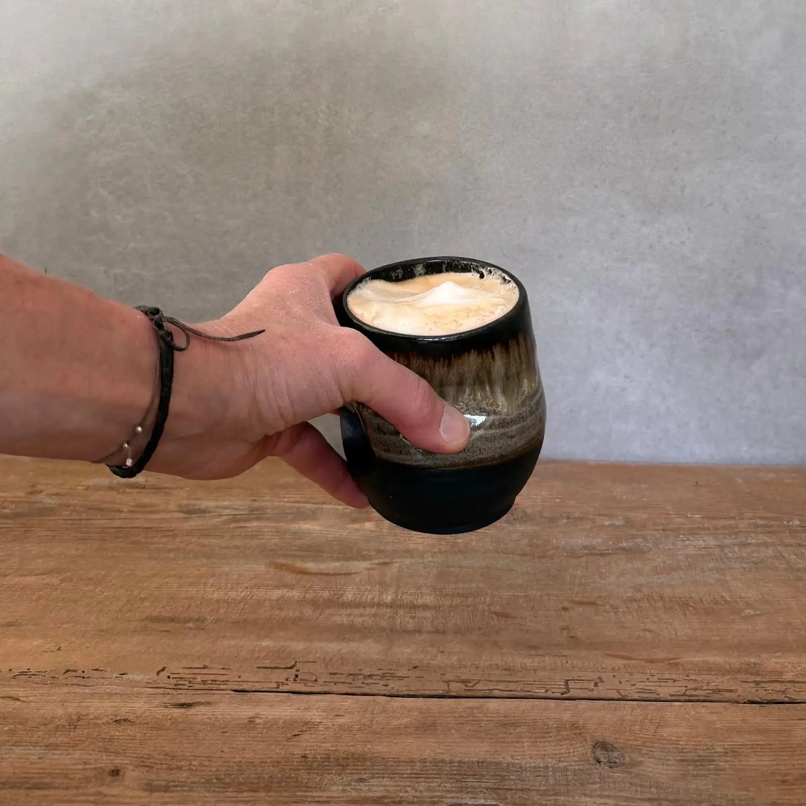 COLATA NERO Steinzeugbecher mit Fingermulden, Milchschaum Cappuccino, FRANZART
