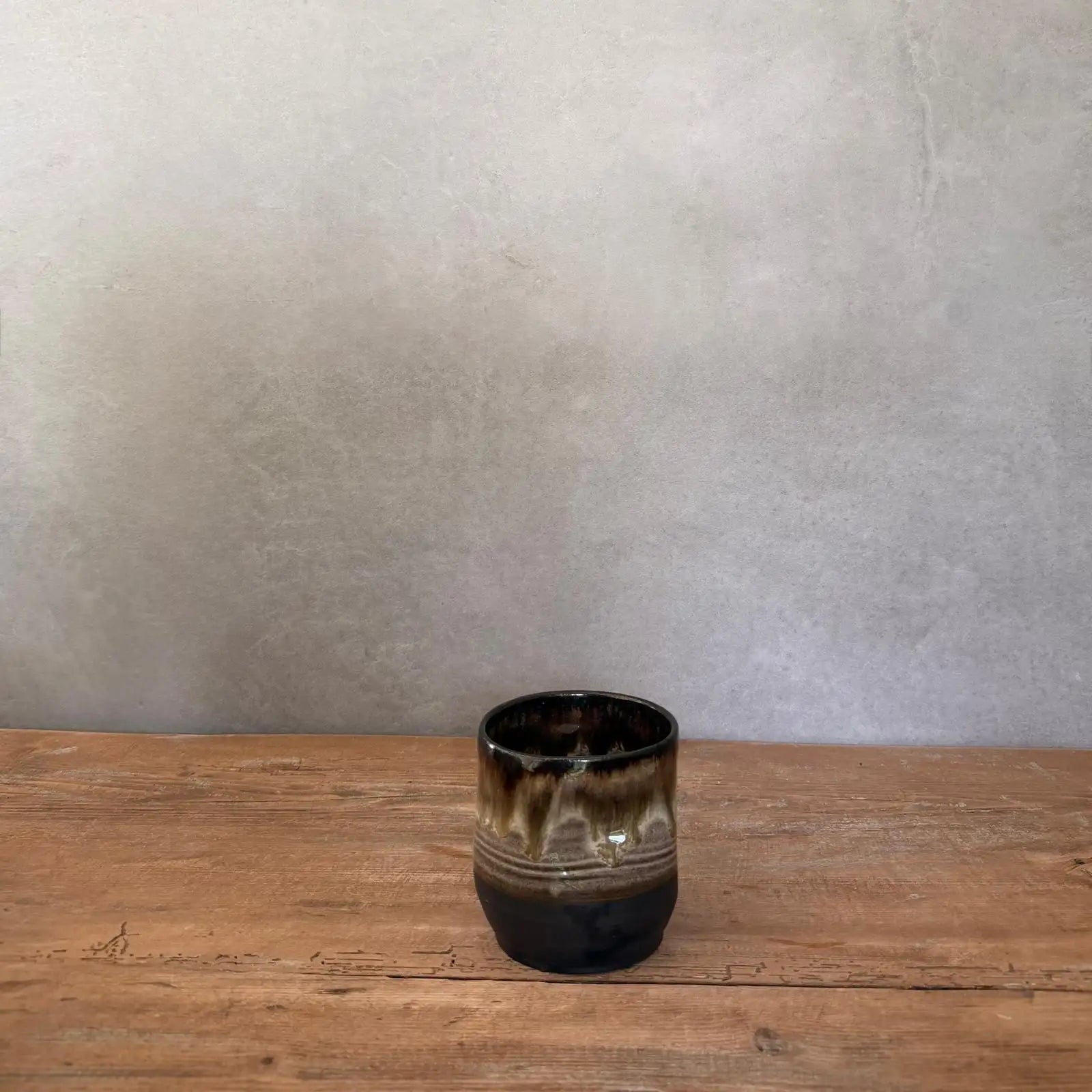 COLATA NERO schwarzer Steinzeugbecher, Größe M, handgemacht