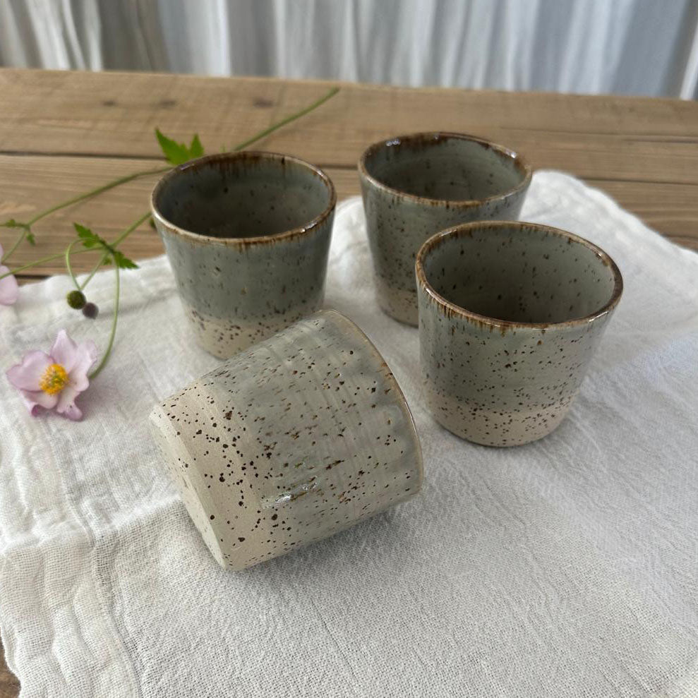 4 getöpferter Keramikbecher in grau beige