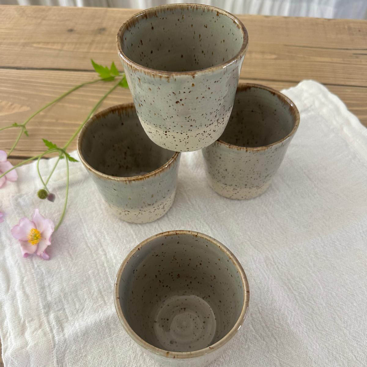 4 getöpferter Keramikbecher in grau beige