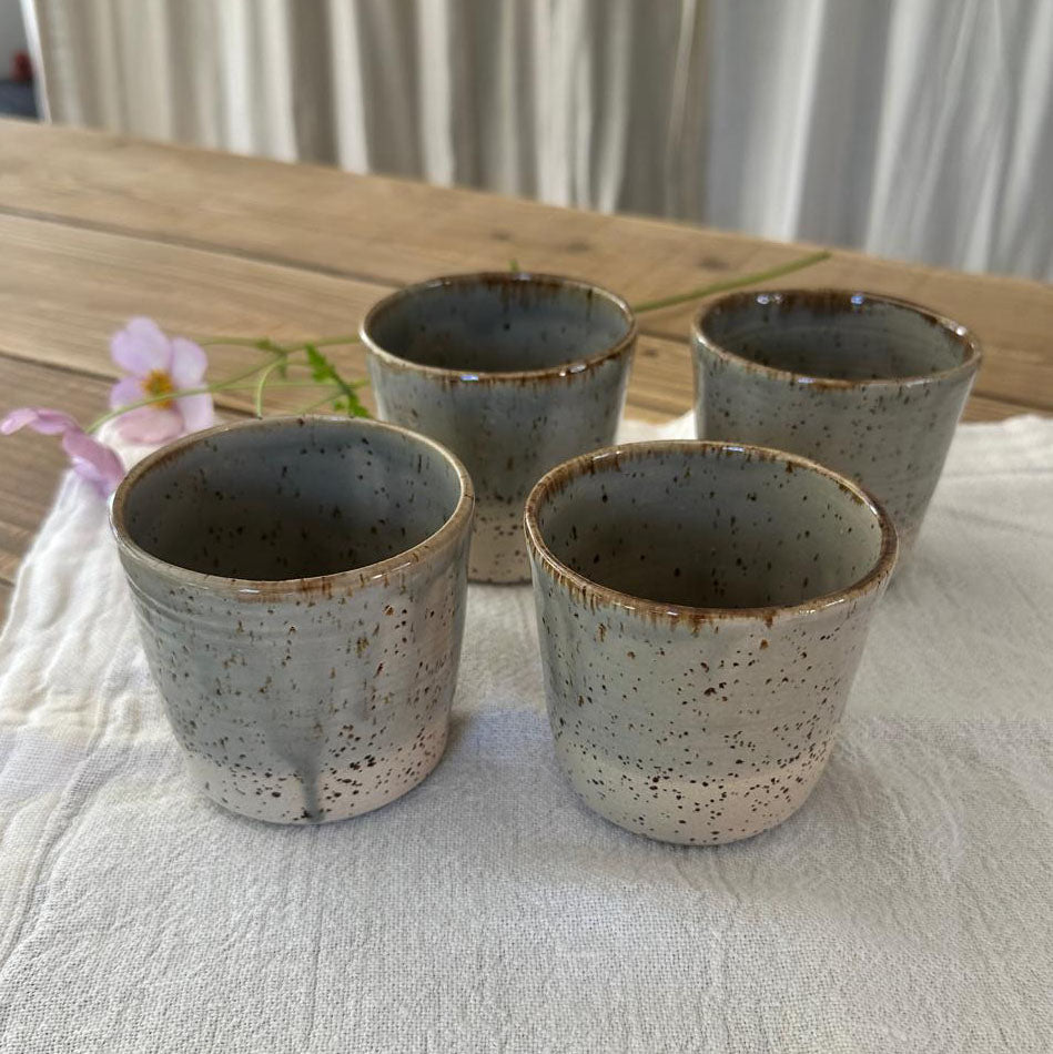 4 getöpferter Keramikbecher in grau beige
