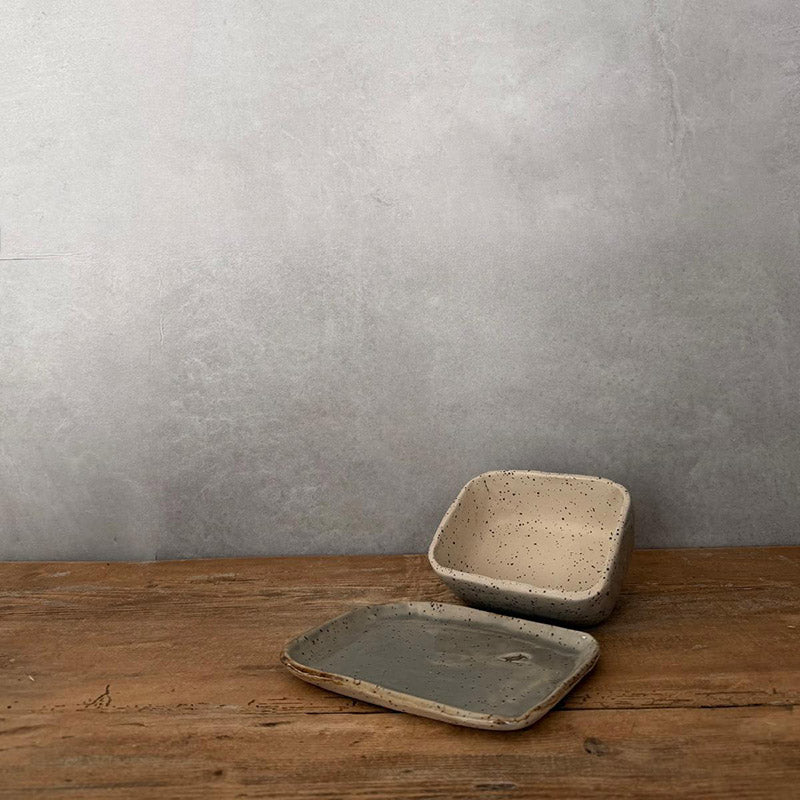 Handgemachte Butterdose aus Steinzeug, grau gesprenkelt, rechteckige Platte
