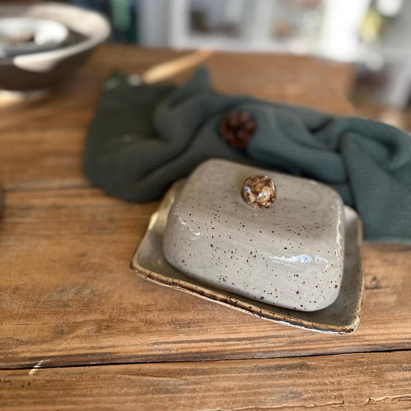 Geschlossene BOHEMIAN Grey Butterdose auf Holztisch, Unikat aus Steinzeug