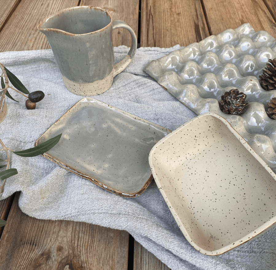Butterdose eckig, grau mit braunem Rand, Innenseite Deckel und am Foto mit Milchkaennchen und Eierablage