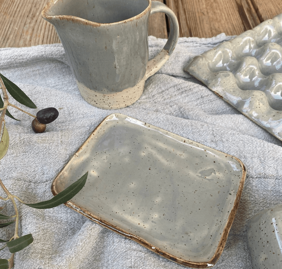 Butterdose eckig, grau mit braunem Rand, Unterteller und Milchkaennchen