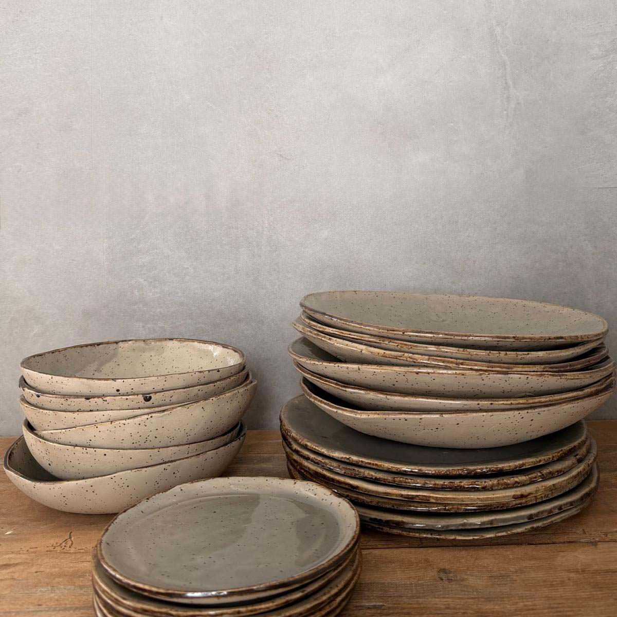 Verschiedene Teller aus der Serie BOHEMIAN Grey von FRANZART Keramik