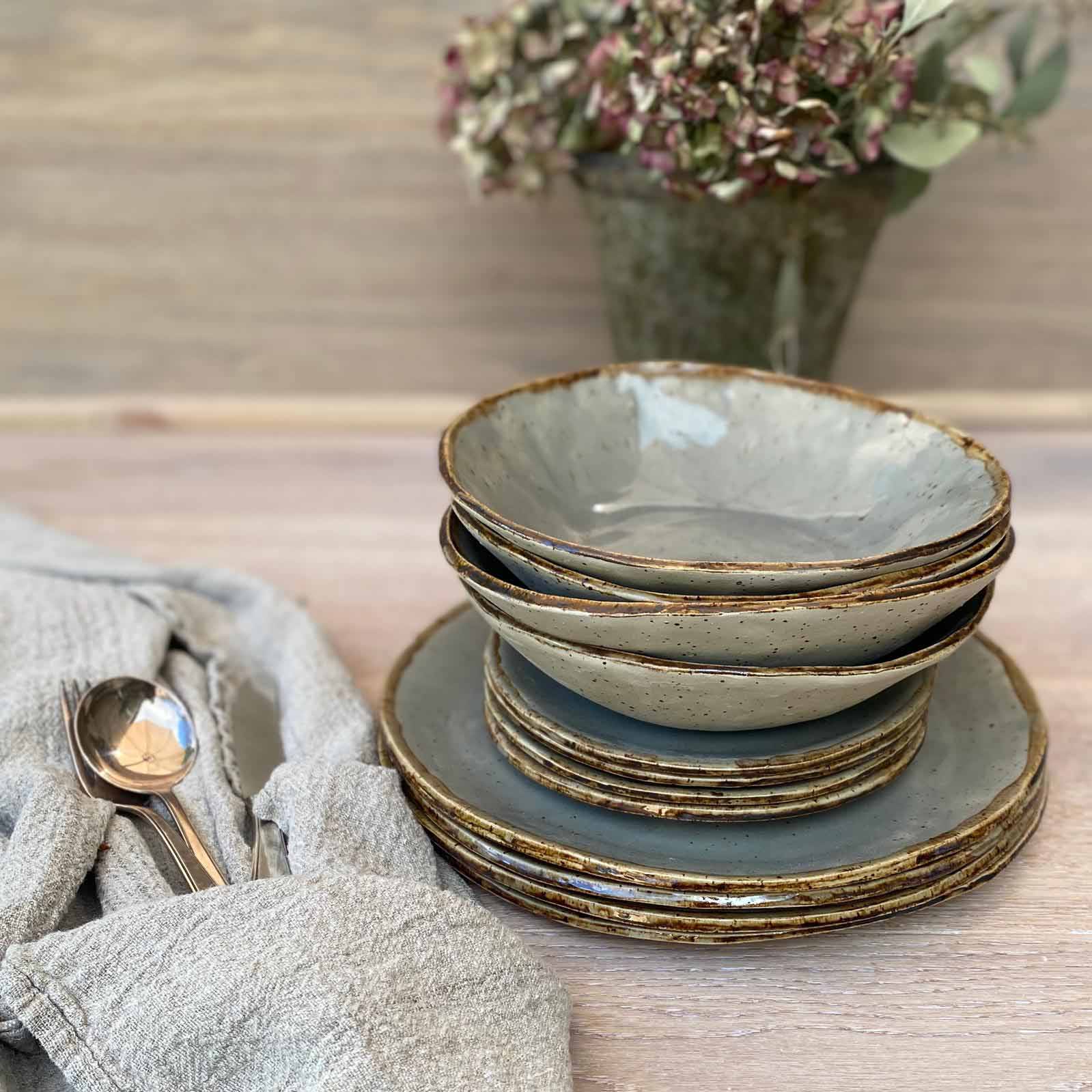 Geschirr aus der Serie BOHEMIAN Grey von FRANZART Keramik