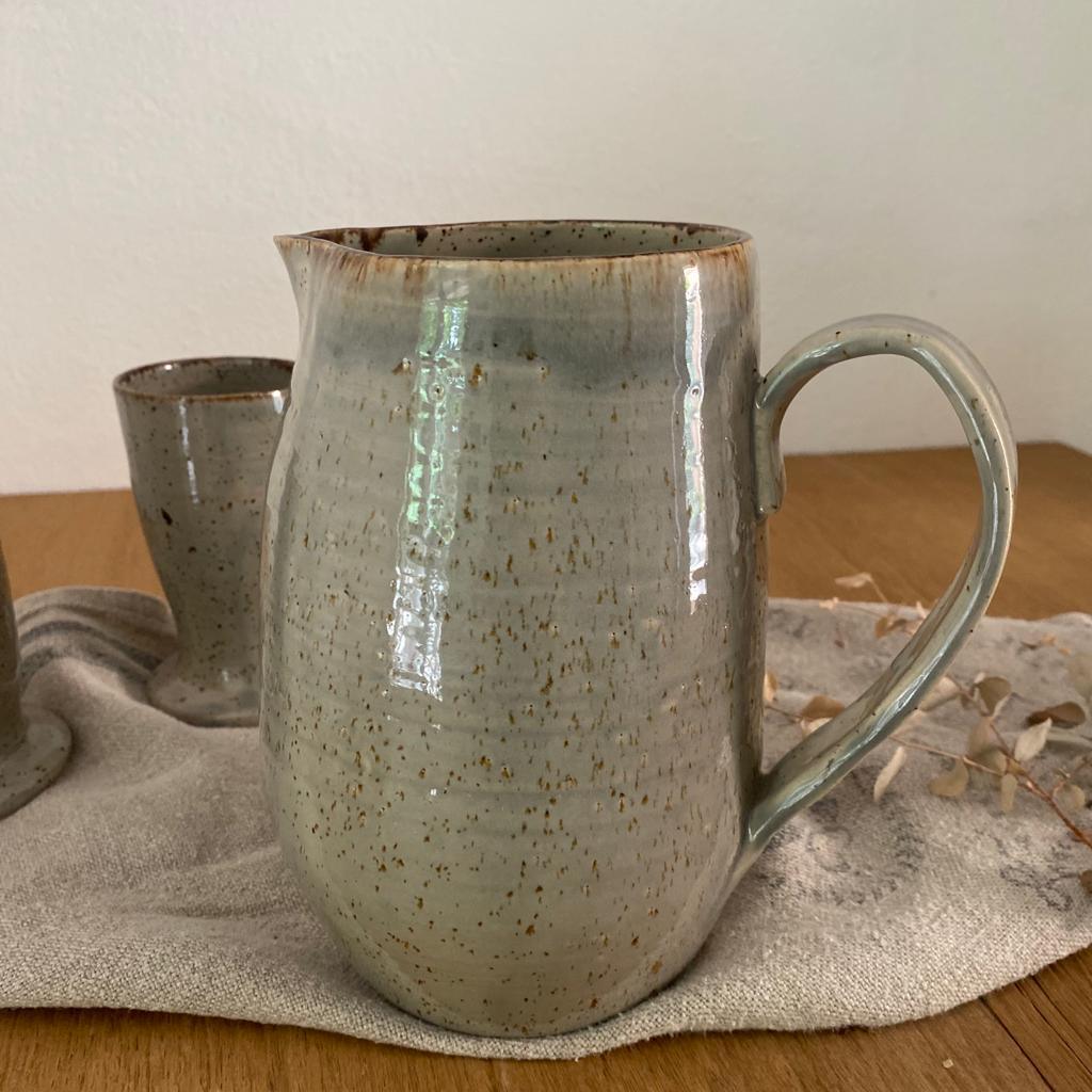 Keramikkrug, Höhe 18 cm, Grau mit braunem Rand