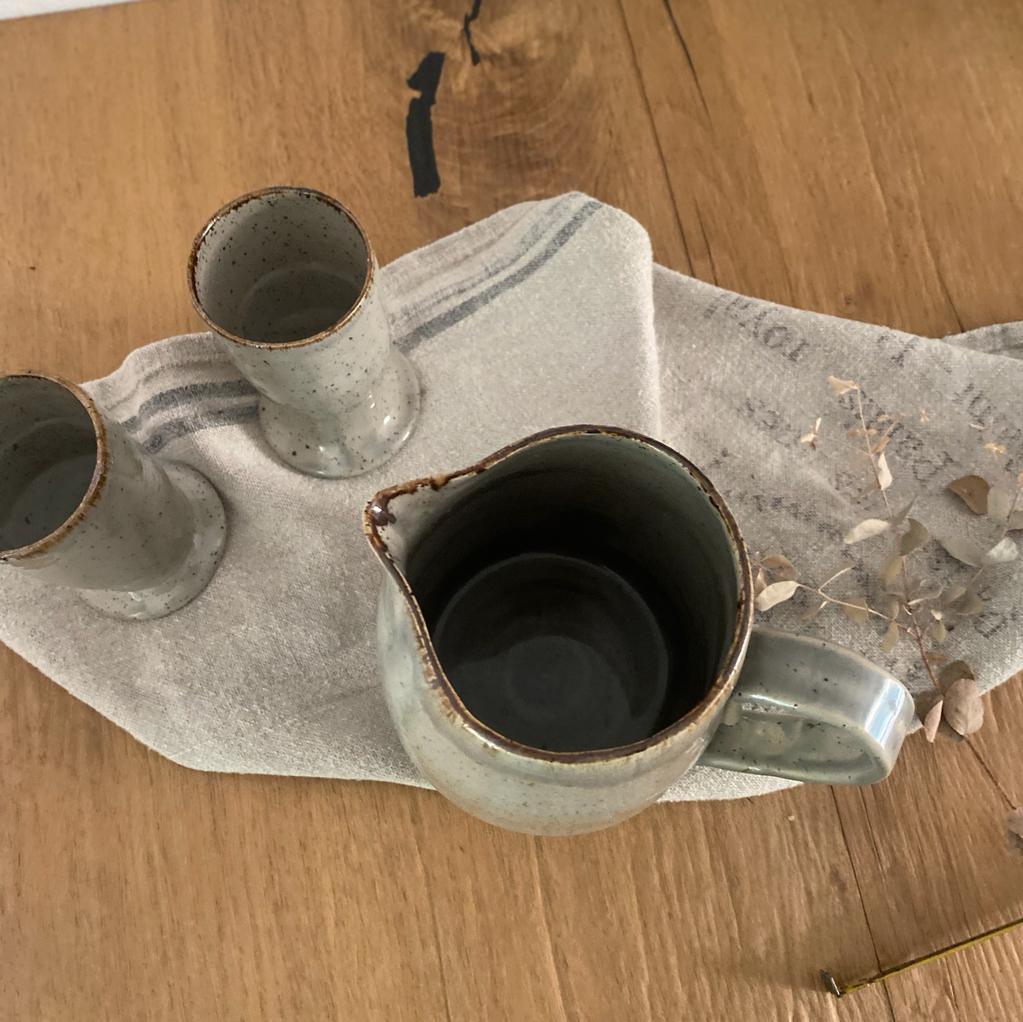 Keramikkrug, Höhe 18 cm, Grau mit braunem Rand, Ansicht von oben.