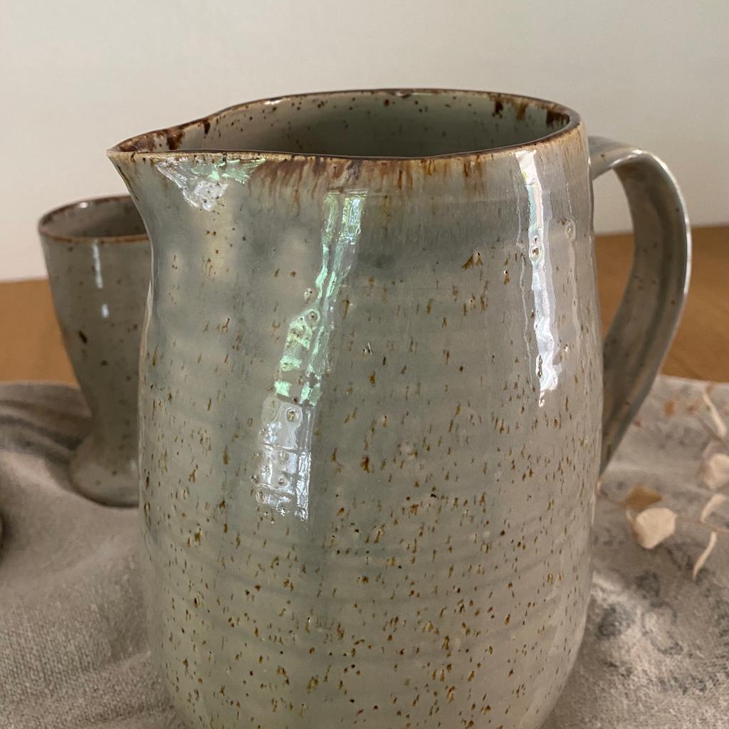 Keramikkrug, Höhe 18 cm, Grau mit braunem Rand