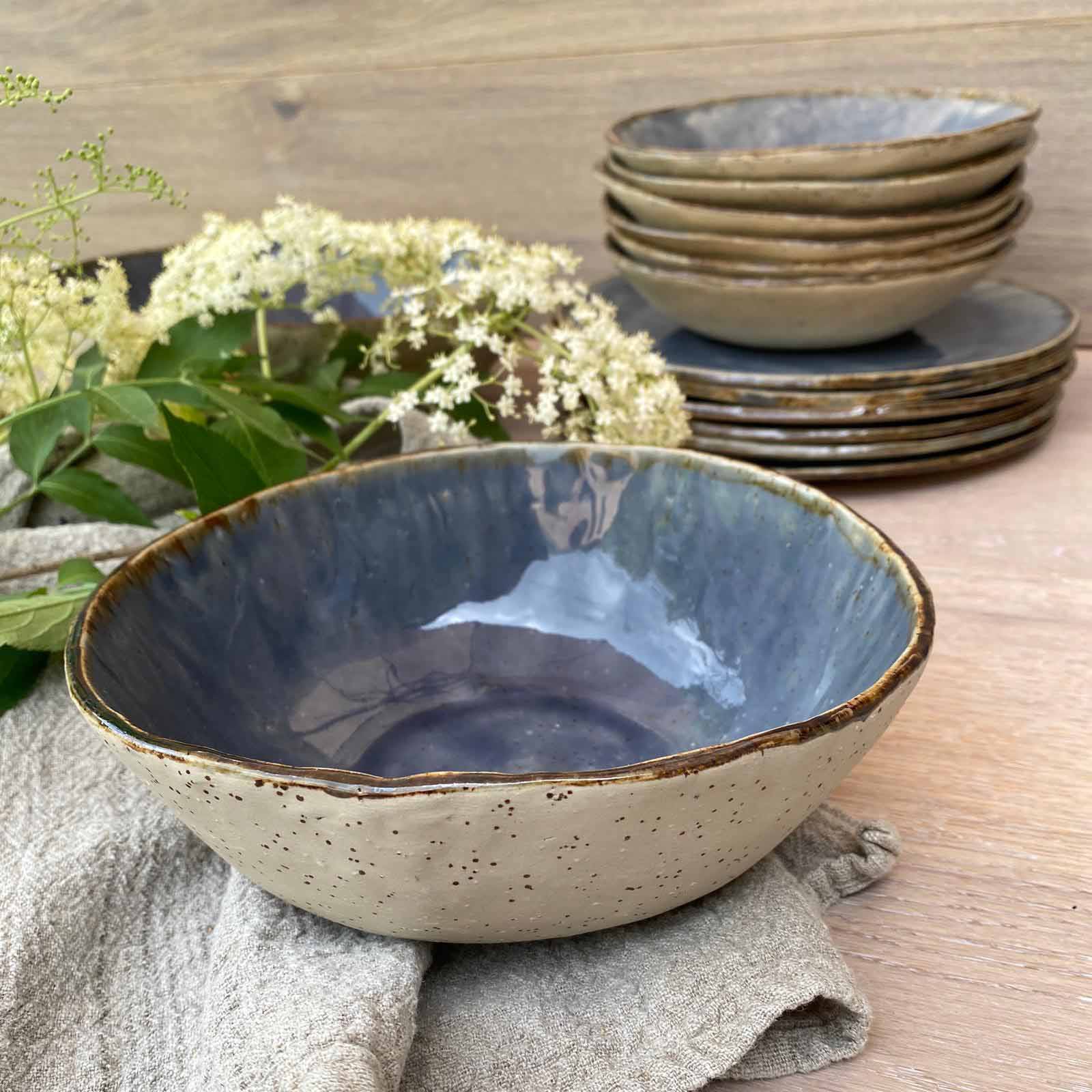 Salatschüssel auf einem Holztisch, Bohemian Blue
