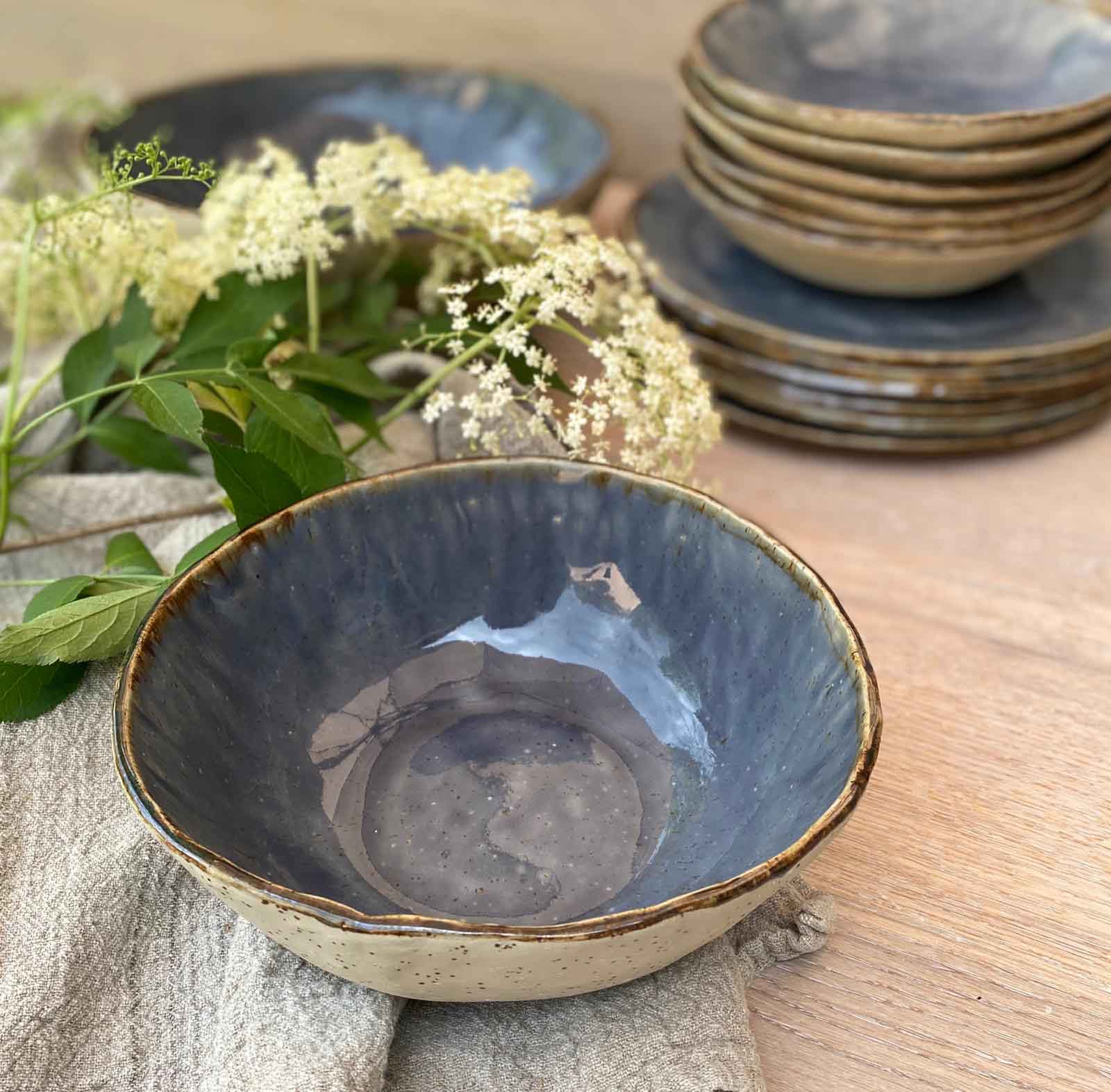 Salatschüssel auf einem Holztisch, Bohemian Blue