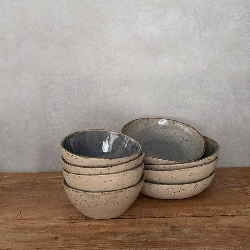 4 Müslischalen dahinter 4 Suppenschalen aus Keramik, Bohemian Blue