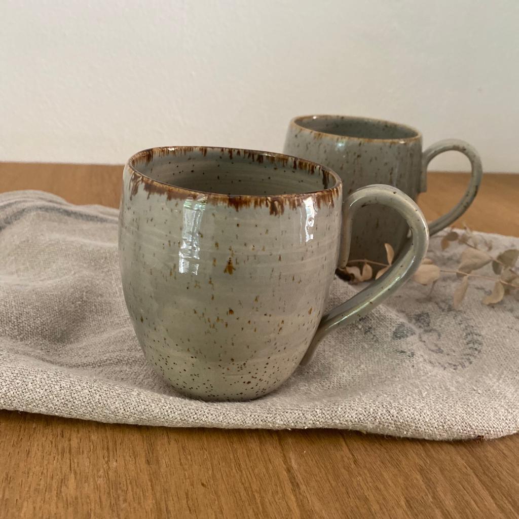 Henkeltasse, Fassungsvermögen 350 ml, grau mit braunem Rand