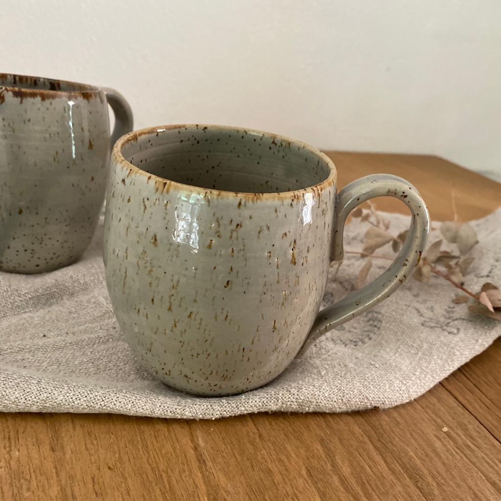 Henkeltasse, Fassungsvermögen 350 ml, grau mit braunem Rand