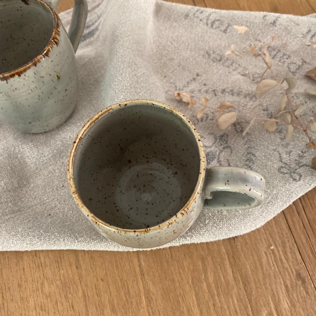 Henkeltasse, Fassungsvermögen 350 ml, grau mit braunem Rand