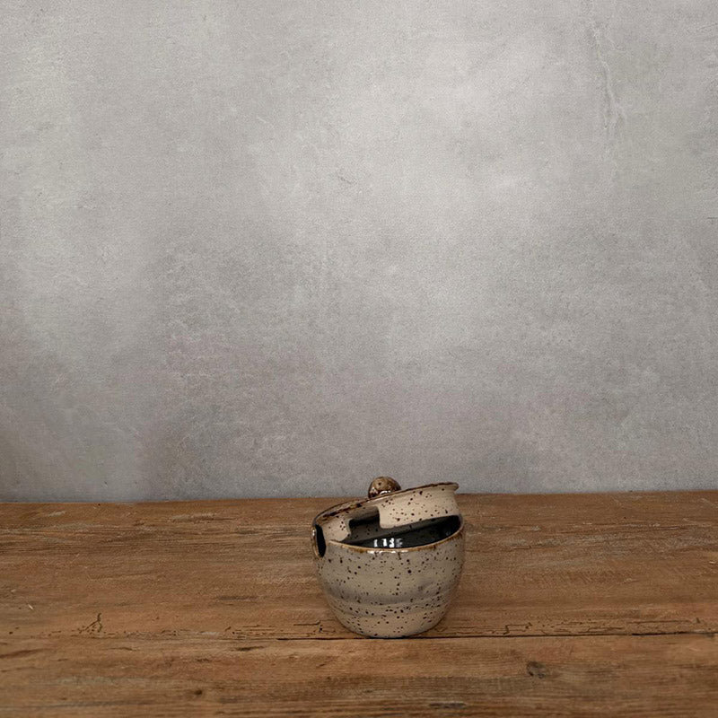 BOHEMIAN Grey Zuckerdose mit seitlicher Löfflaussparung, leicht geöffnet