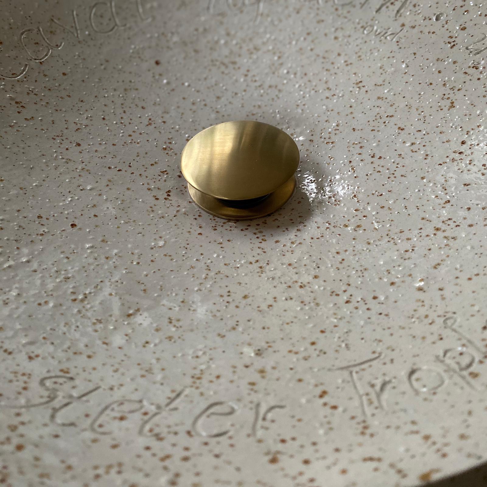 Keramik-Waschbecken aus Steinzeugton, cremefarben mit Schriftzug, Ø 38 cm, Höhe: 8 cm, Ansicht Abfluss