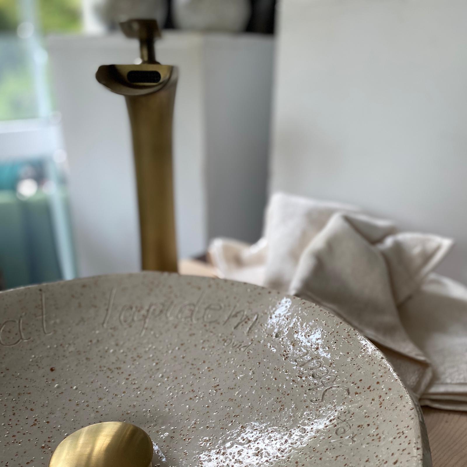 Keramik-Waschbecken aus Steinzeugton, cremefarben mit Schriftzug, Ø 38 cm, Höhe: 8 cm, mit Wasserhahn