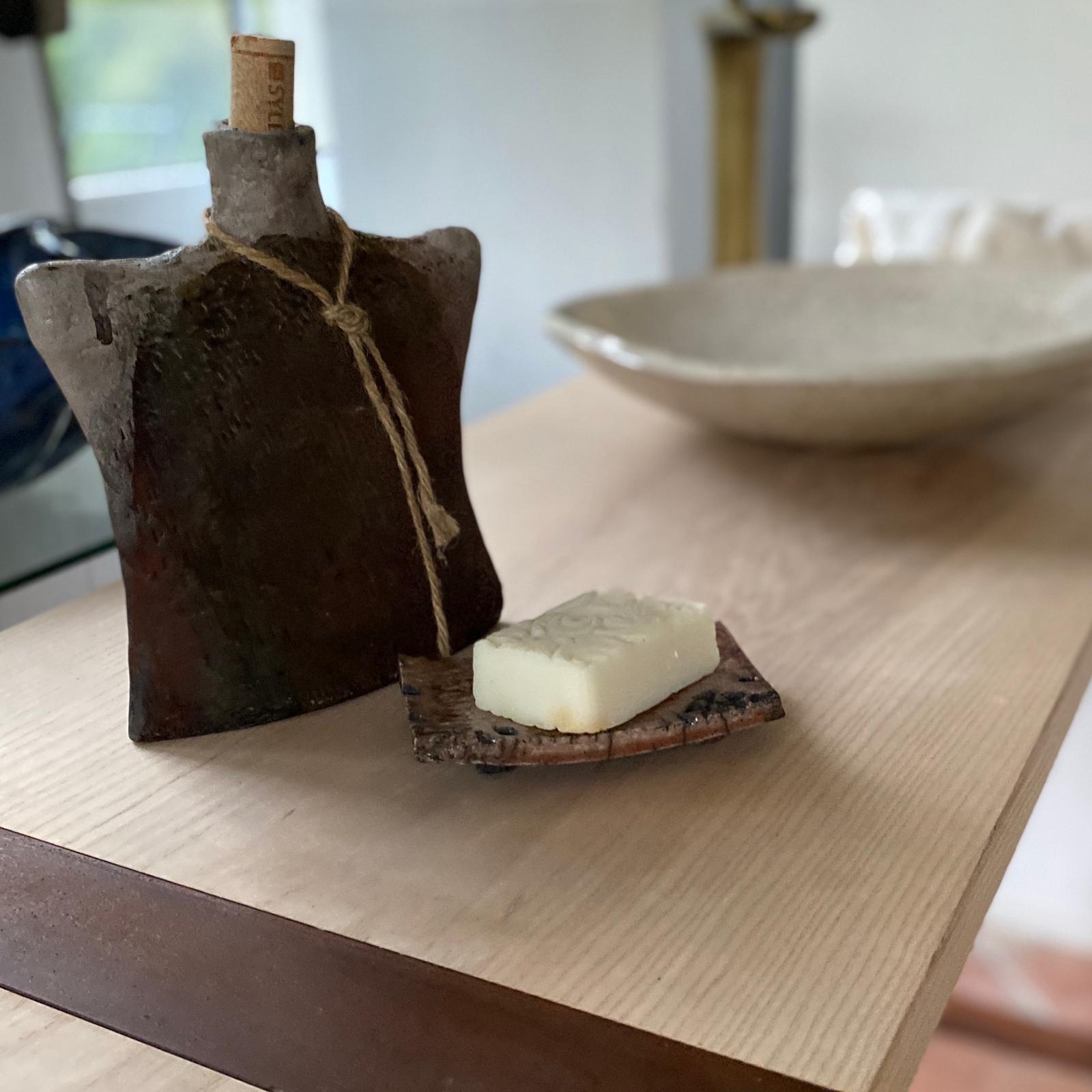 Keramik-Waschbecken aus Steinzeugton, cremefarben mit Schriftzug, Ø 38 cm, Höhe: 8 cm, auf einem Holztisch mit Seife und Seifenschale