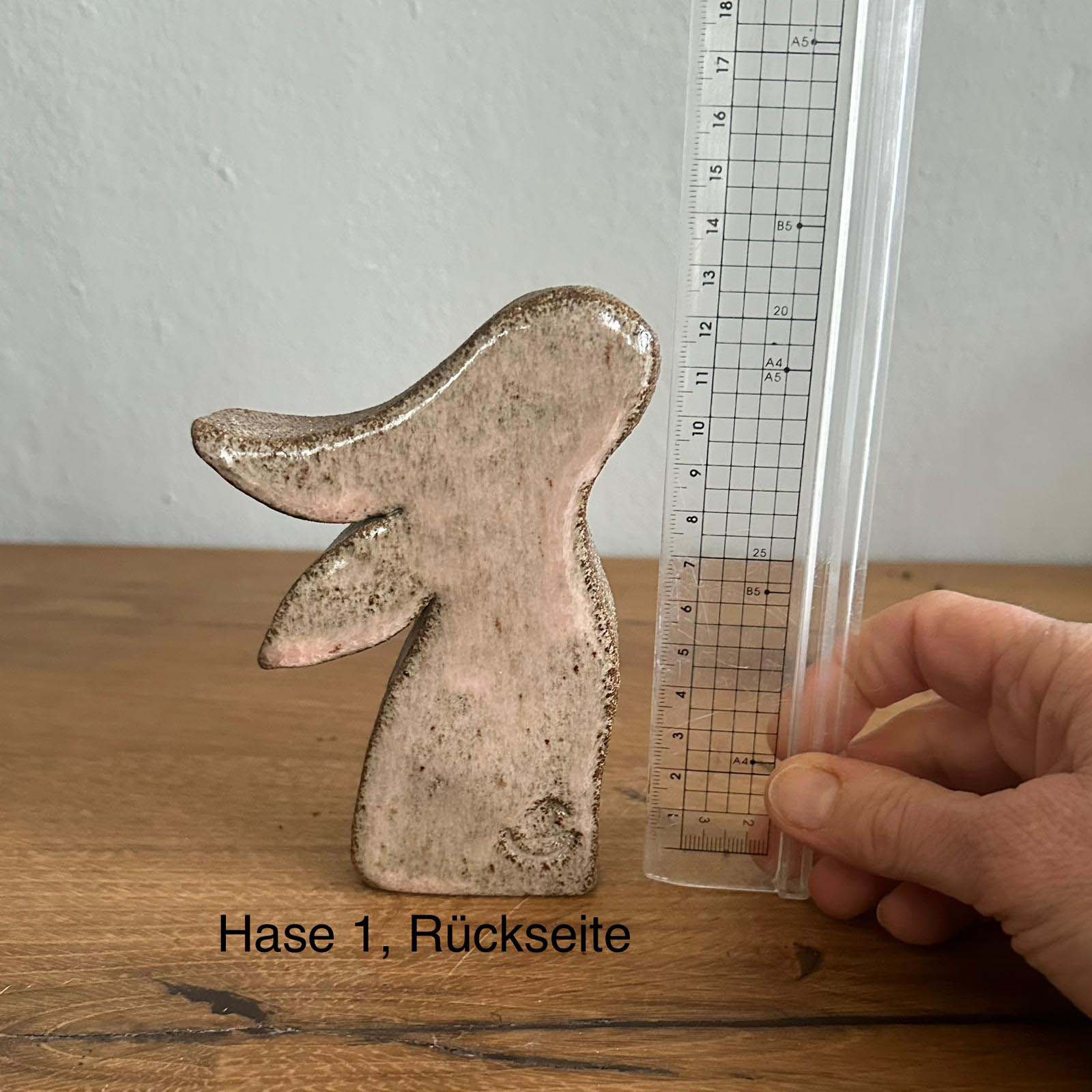 Keramikosterhase 1 in rosa/grau mit hängenden Ohren, Rückseite