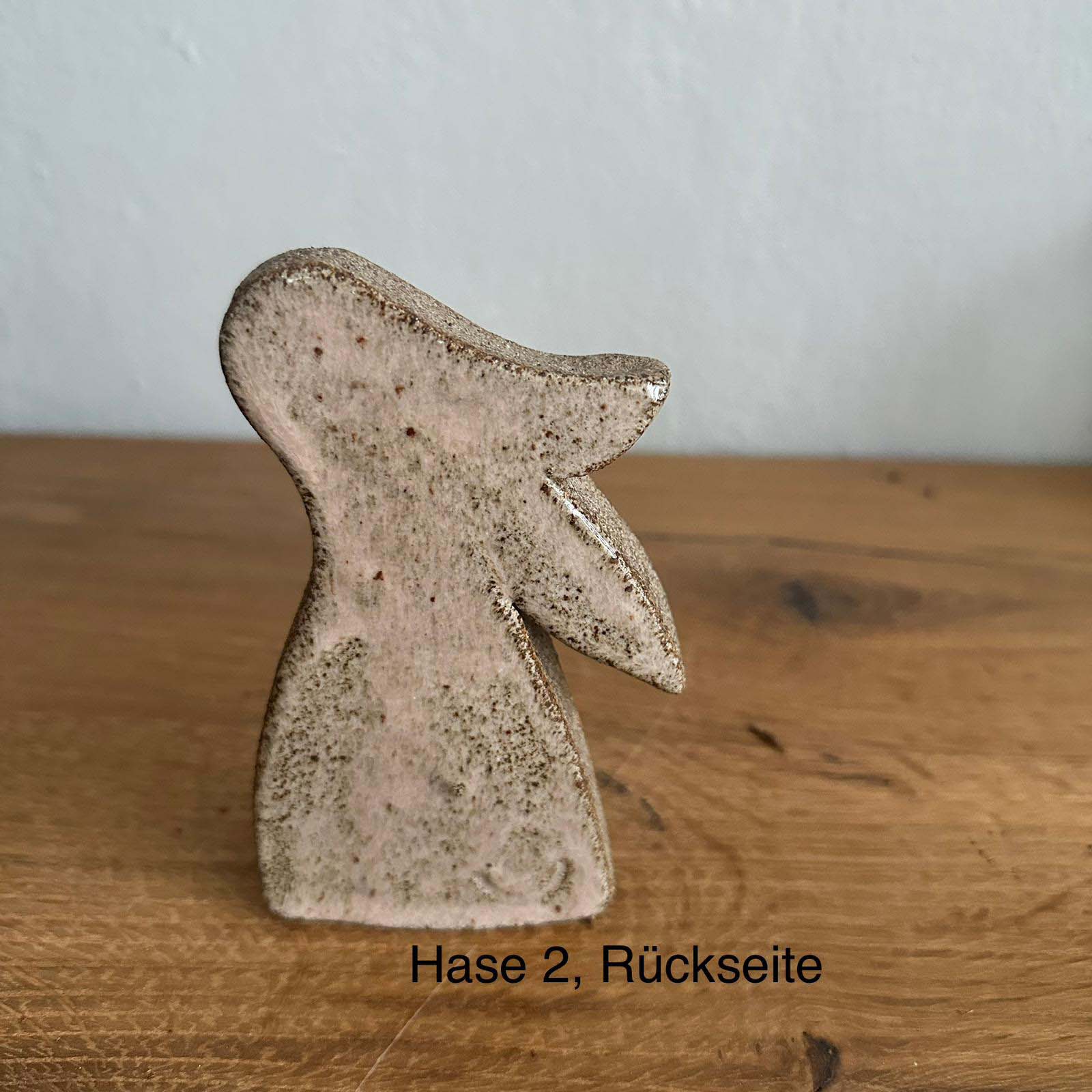 Keramikosterhase 2 in rosa/grau mit hängenden Ohren, Rückseite