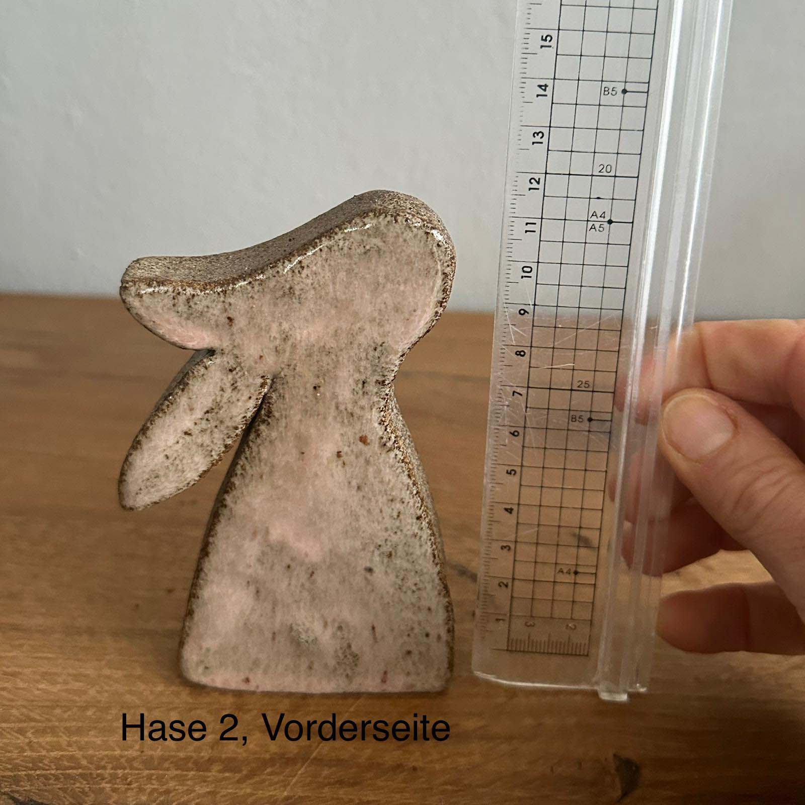Keramikosterhase 2 in rosa/grau mit hängenden Ohren, Vorderseite